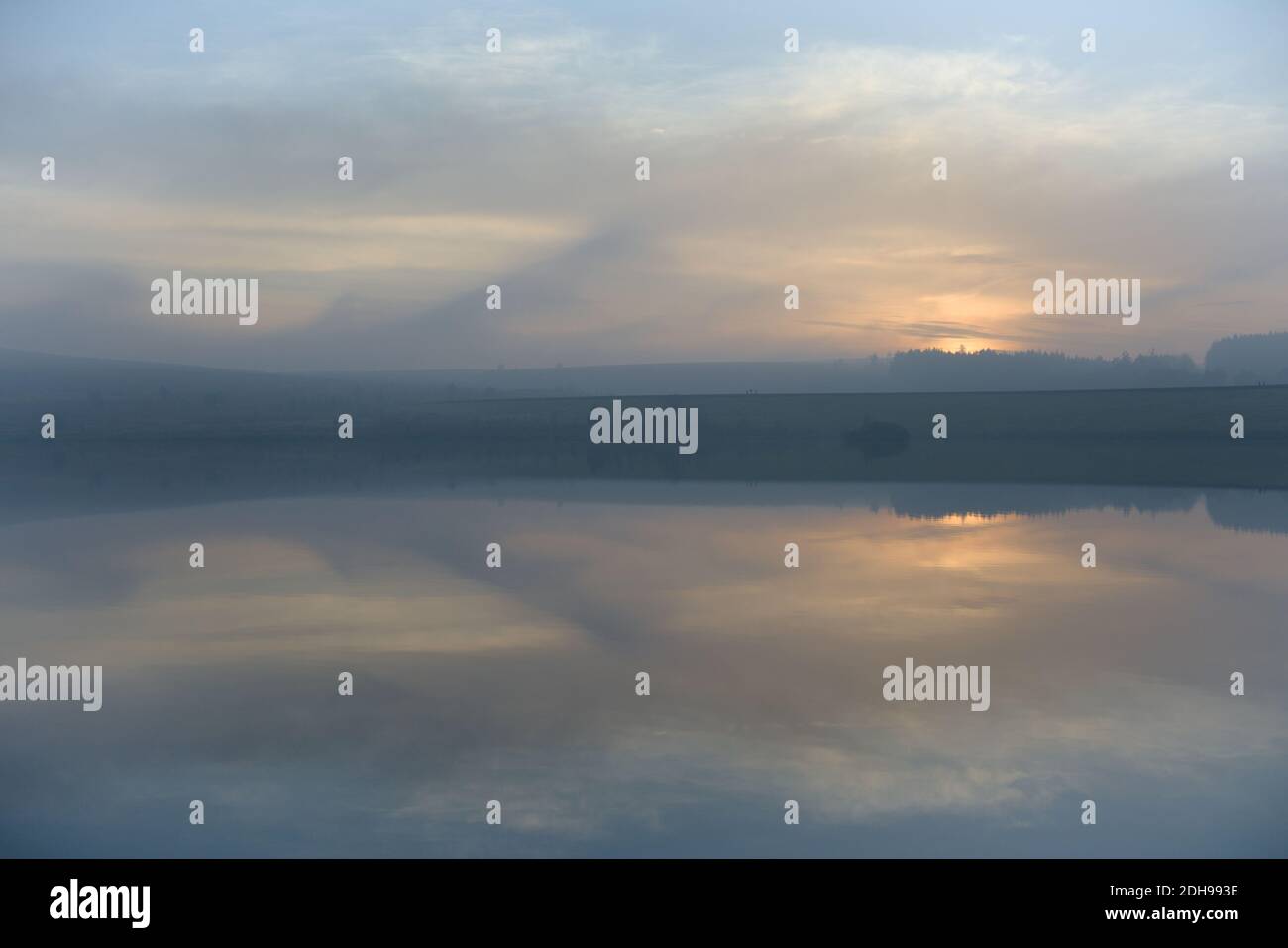 Pastellfarben und wispy Wolken hängen in den Himmel, kurz nachdem die Sonne über redmires Reservoirs untergegangen ist. Im Peak District in der Nähe von sheffield. Stockfoto