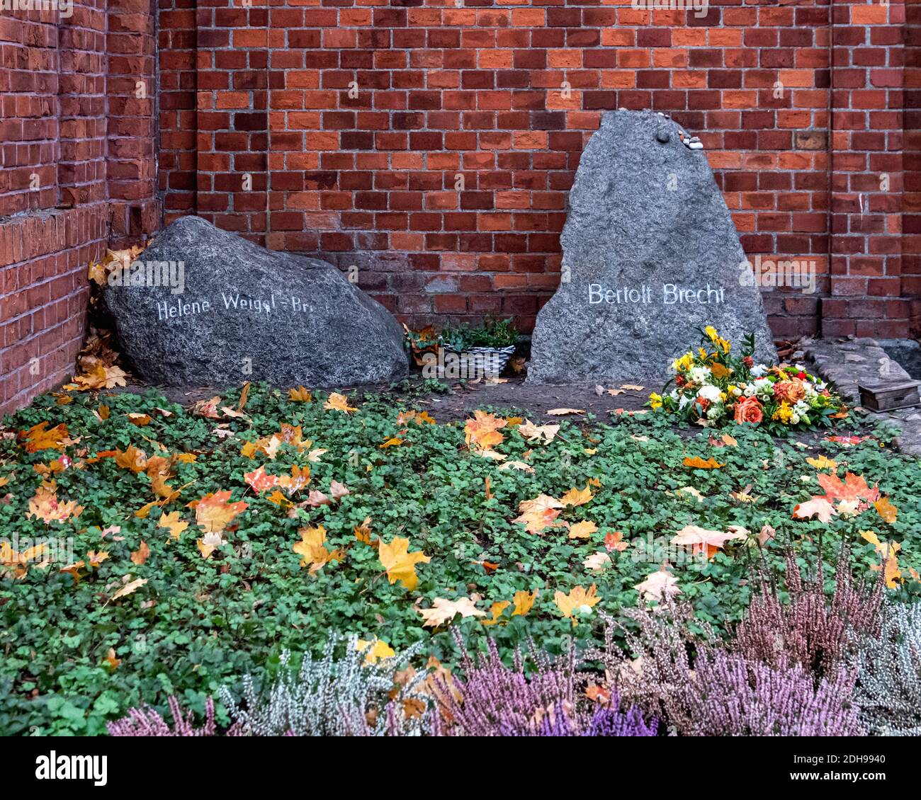 Berlin, Mitte. Evangelischer Friedhof Dorotheenstadt & Begräbnisplatz. Bertolt-Brecht Grave & Helene Weigel-Brecht Grave.Chaussee Straße,Mitte,Berlin Stockfoto