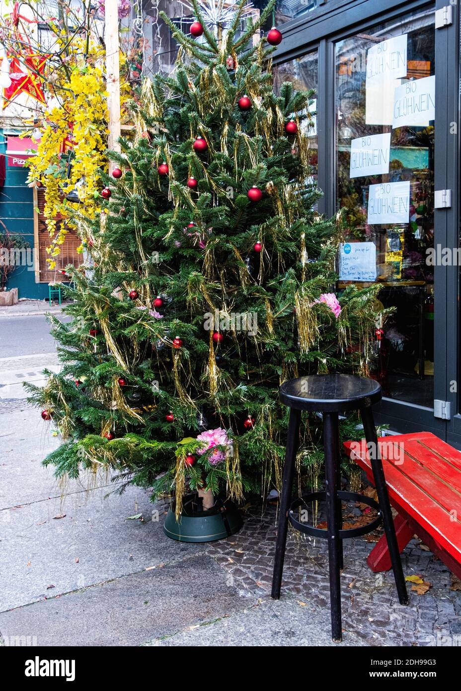 Bezirk mot Restaurant mit kolouful Weihnachtsbaum auf Bürgersteig. Kleine Rosenthaler Straße, Mitte, Berlin Stockfoto