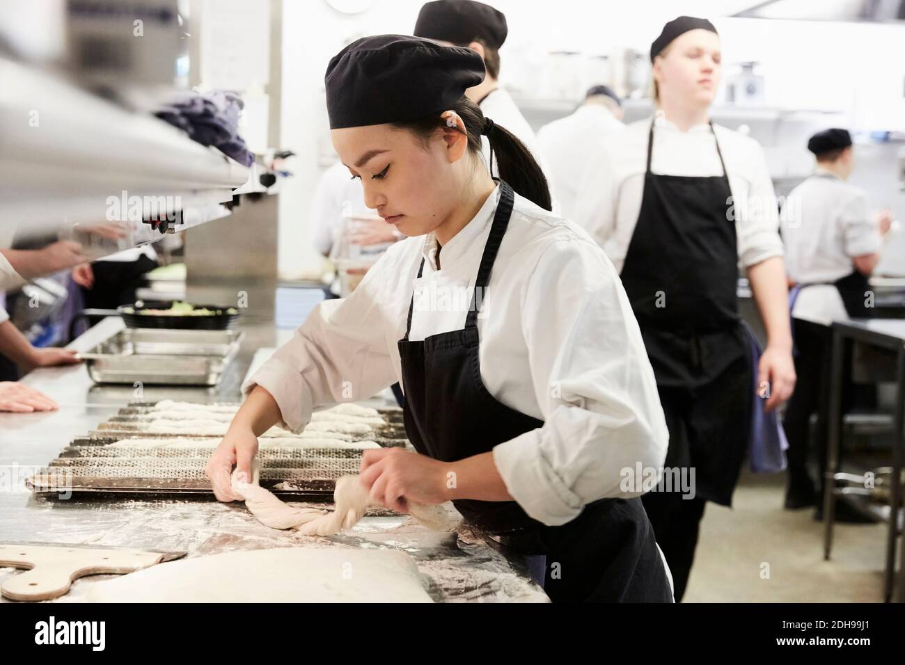 Koch Baguette backen in der kommerziellen Küche Stockfoto