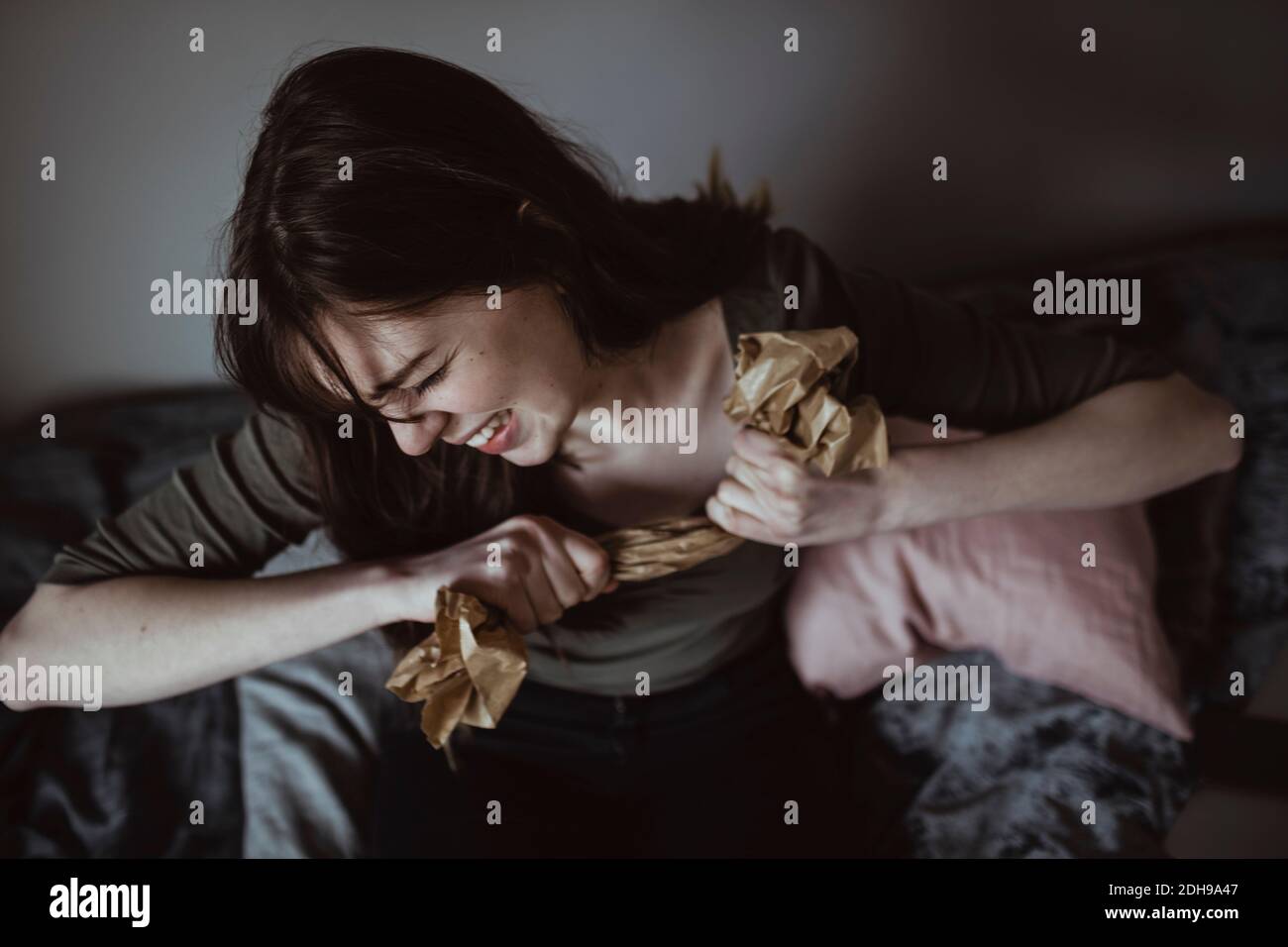 High-Angle-Ansicht der verärgerten Frau Zerreißen Papier zu Hause Stockfoto