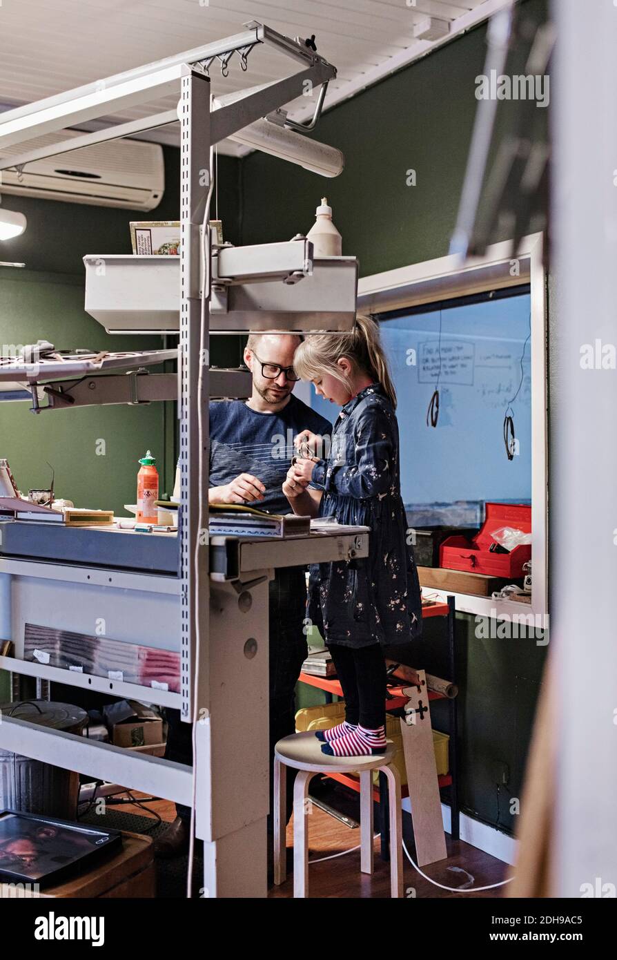 Vater und Tochter machen Brillen in der Werkstatt Stockfoto