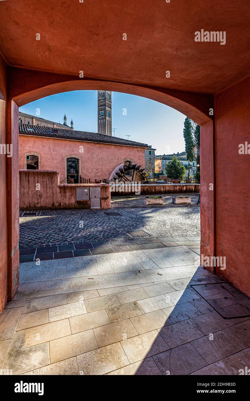 Italien Venetien - Pieve di Soligo- Borgo Stolfi - Roggia Und Mühlrad Stockfoto