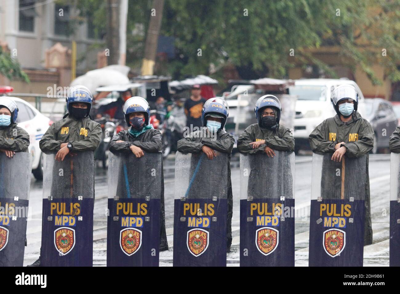 Manila, Philippinen. Dezember 2020. Polizeibeamte halten ihre Schilde und Stöcke, während sie eine Linie bilden, um die Demonstranten daran zu hindern, das Gebäude in der Nähe des Büros des Präsidenten in Mendiola zu betreten. Kredit: Majority World CIC/Alamy Live Nachrichten Stockfoto