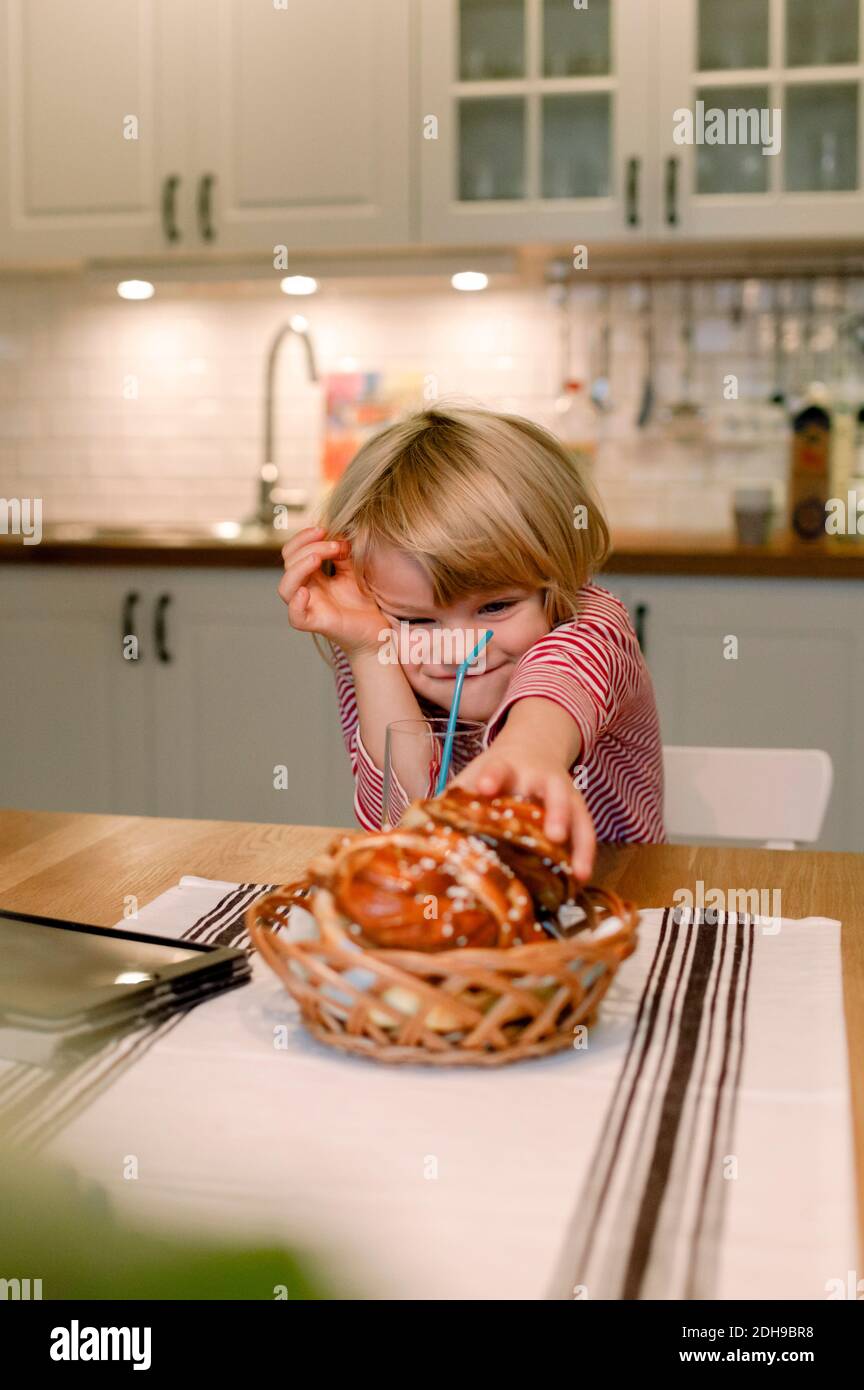 Junge mit Dessert auf Esstisch zu Hause Stockfoto
