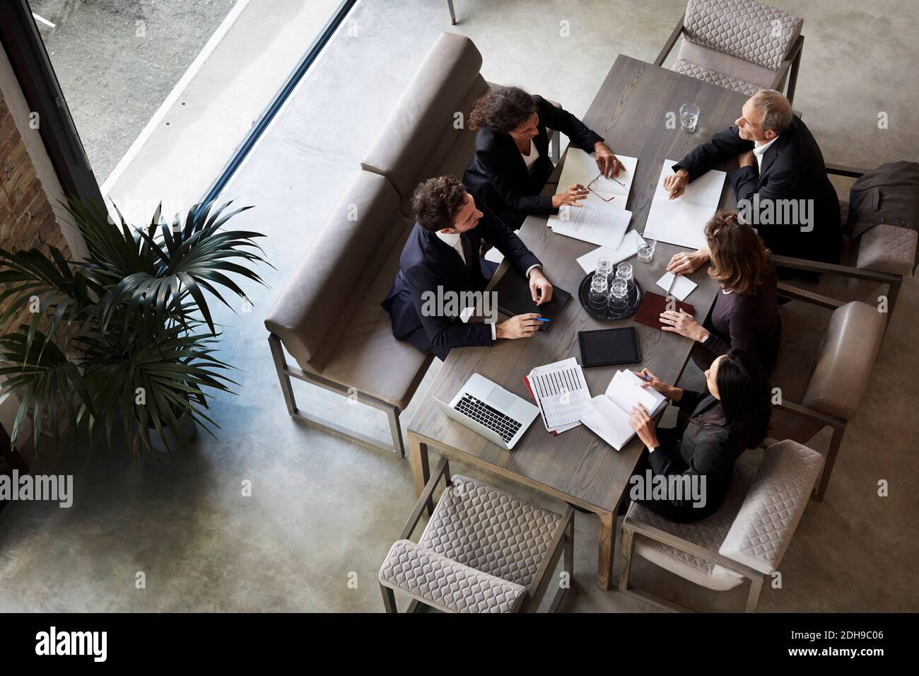 Team von Anwälten, die mit Geschäftskollegen während des Treffens bei planen Anwaltskanzlei Stockfoto