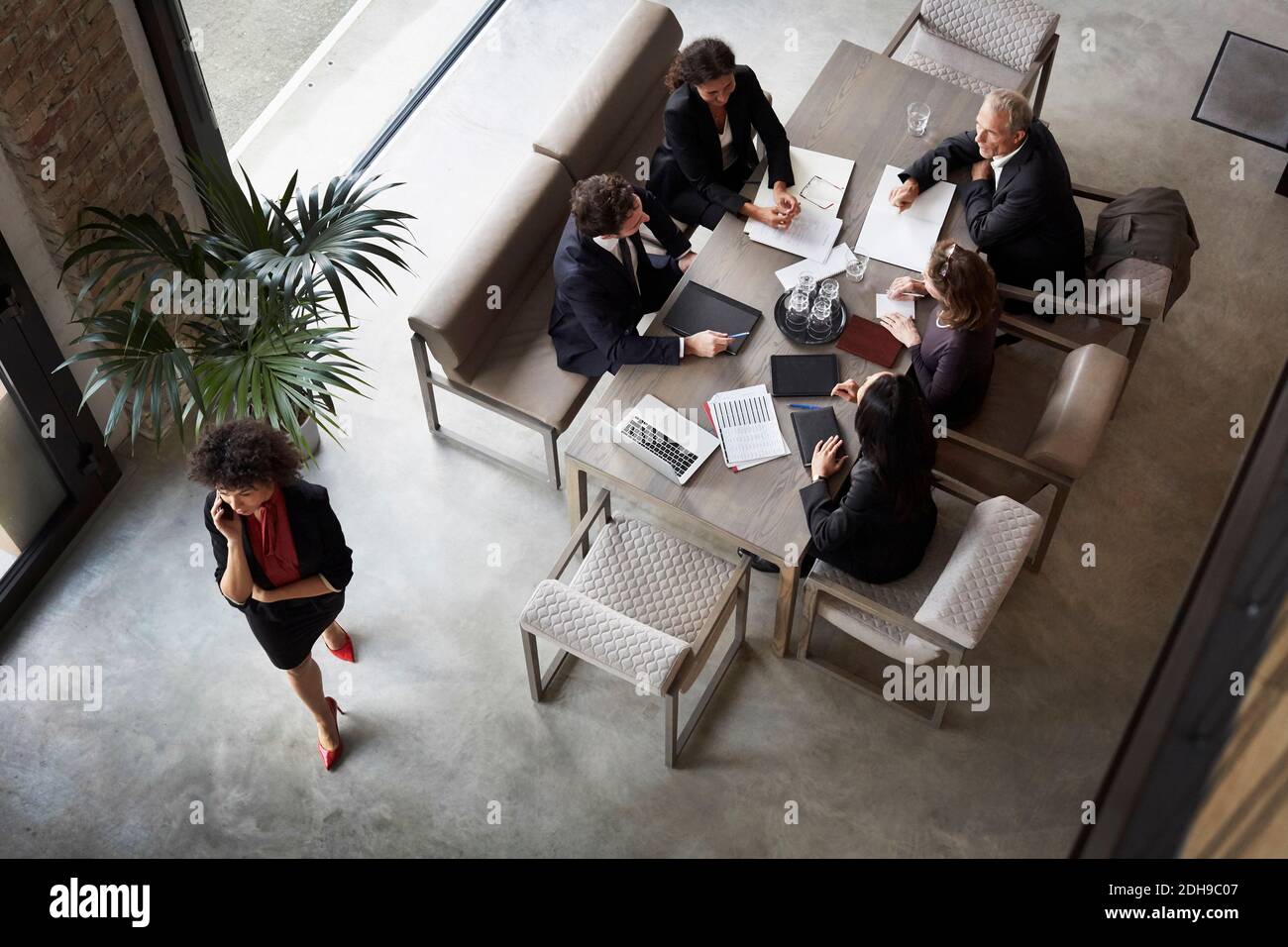 Team von Finanzberatern, die mit Geschäftskollegen während des Meetings planen In der Anwaltskanzlei Stockfoto
