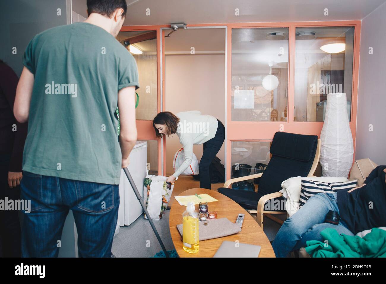 College Freunde im Schlafsaal Stockfoto