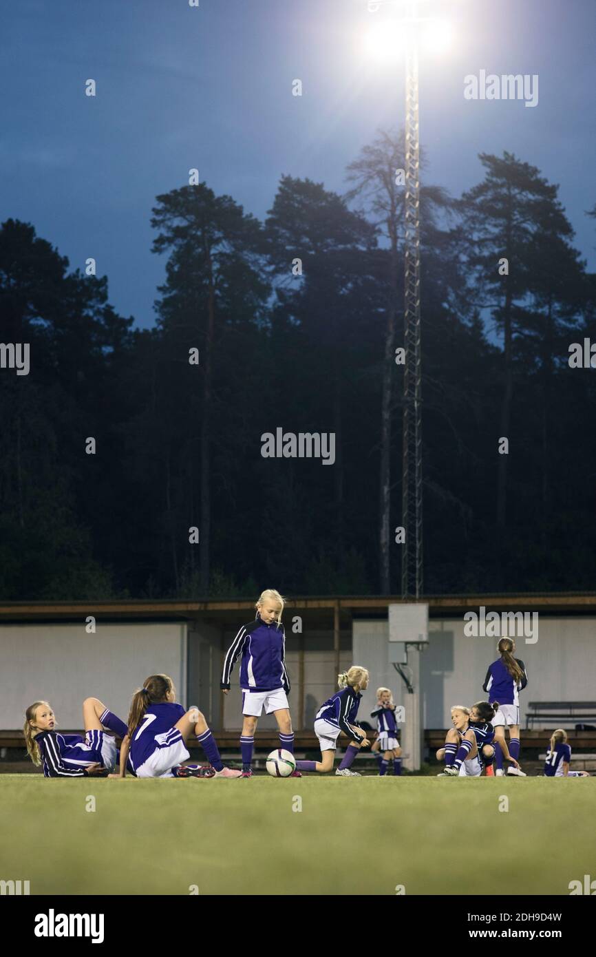 Blick auf die Oberfläche von Athleten entspannen auf dem Fußballplatz gegen Bäume Stockfoto