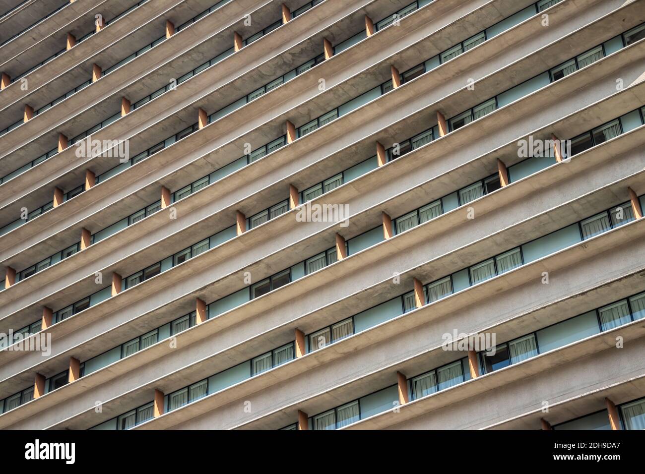Ein symmetrischer Blick auf eine moderne Gebäudefassade Stockfoto