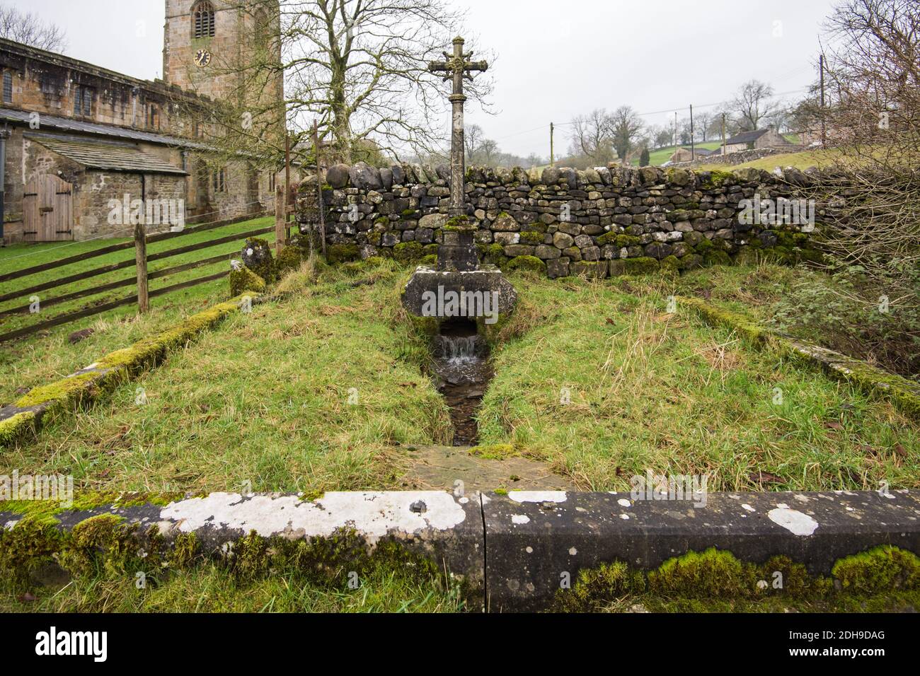 Das 'Wassergrab' St. Michaels Kirkby Malham Stockfoto