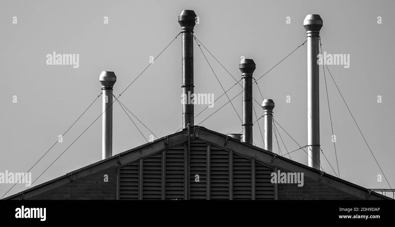 Draufsicht auf eine Fabrik, die das Dach mit allem zeigt Seine Kamine ohne Rauch Stockfoto