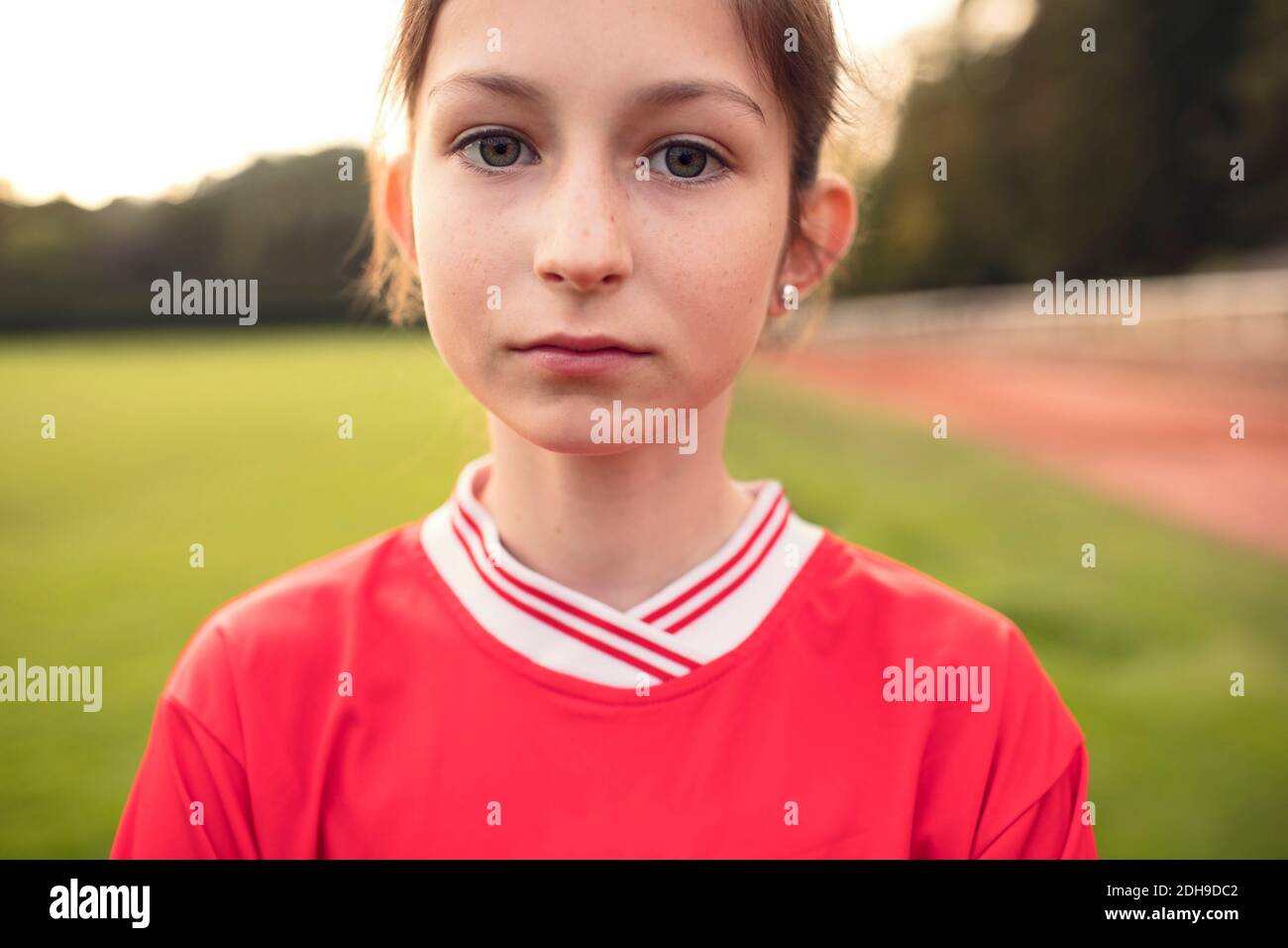 Porträt des zuversichtlich weiblichen Fußballer auf Feld stehen Stockfoto