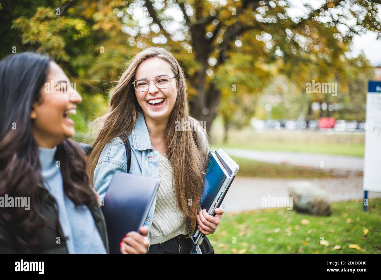 Glückliche junge Freundinnen auf dem Universitätscampus Stockfoto
