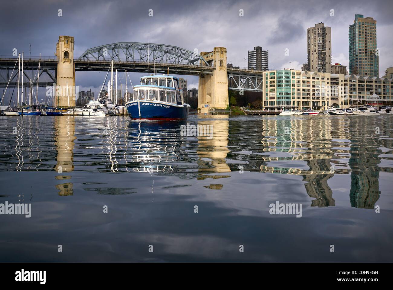 Vancouver, British Columbia, Kanada – 9. Dezember 2020. False Creek Ferry Burrard Bridge. Stockfoto