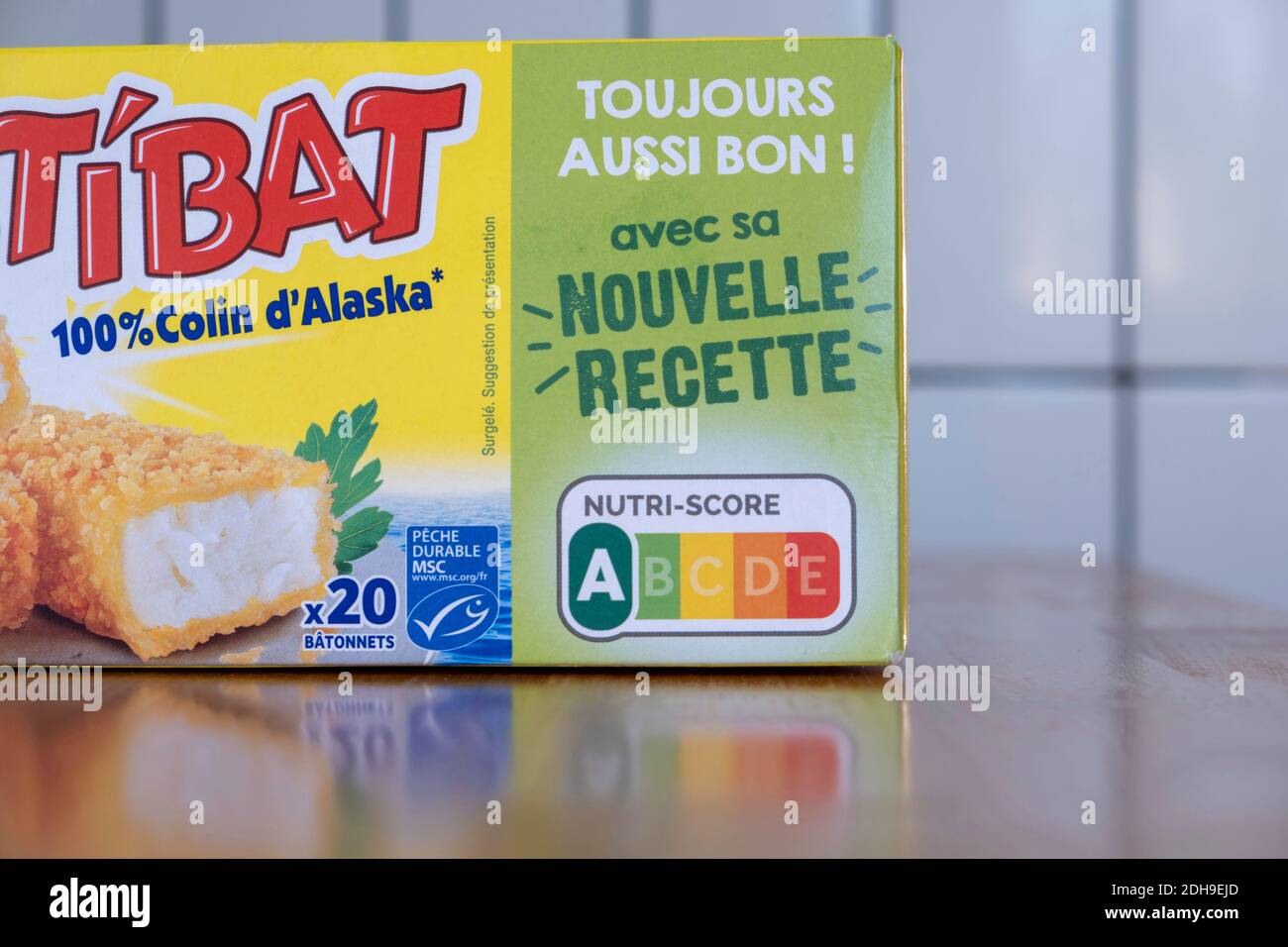 Nutri-score-Logo, das Verbraucher mit Informationen auf der Vorderseite von Verpackung von Lebensmittelprodukten auf die allgemeine Nährstoffqualität der Produkte Mit lette Stockfoto