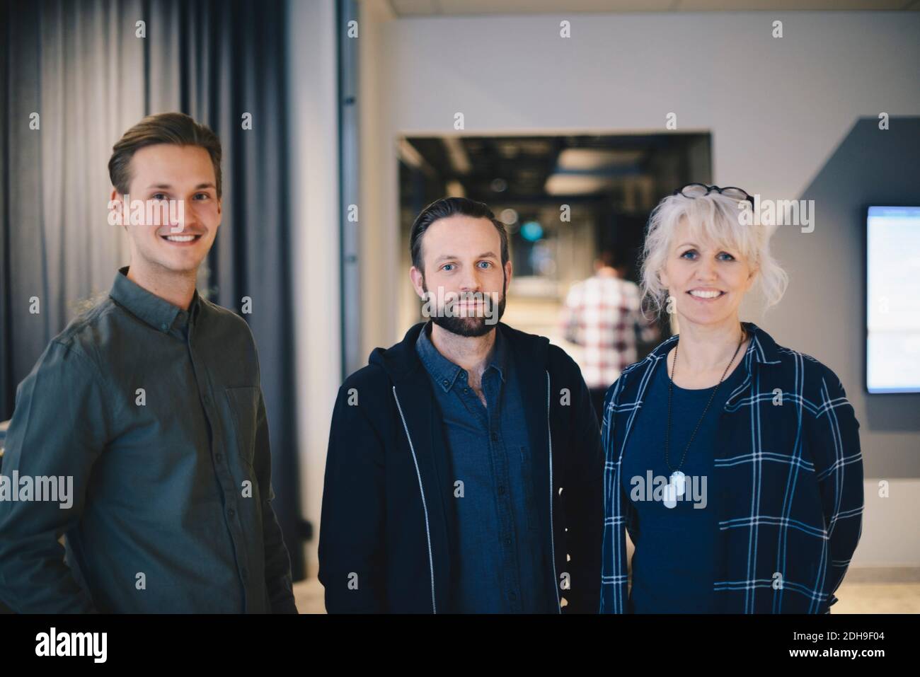 Porträt von selbstbewussten Geschäftsleuten, die im Büro zusammenstehen Stockfoto