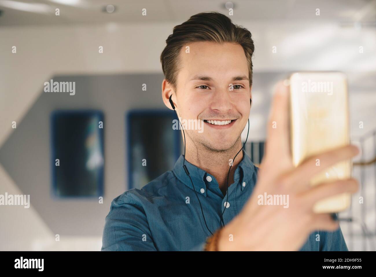 Happy Geschäftsmann unter selfie durch Smart Phone im Büro Stockfoto