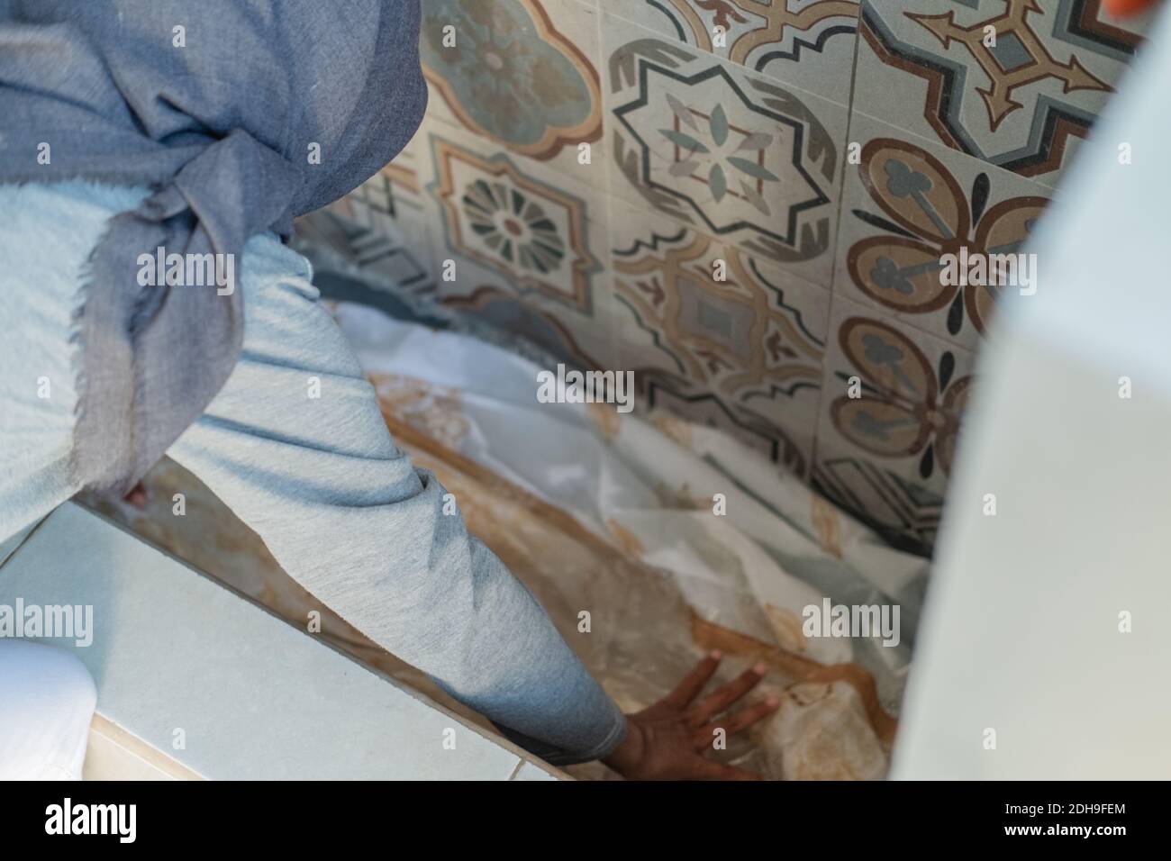 Eine Frau wäscht das fertige Batiktuch mit Seifenwasser Stockfoto