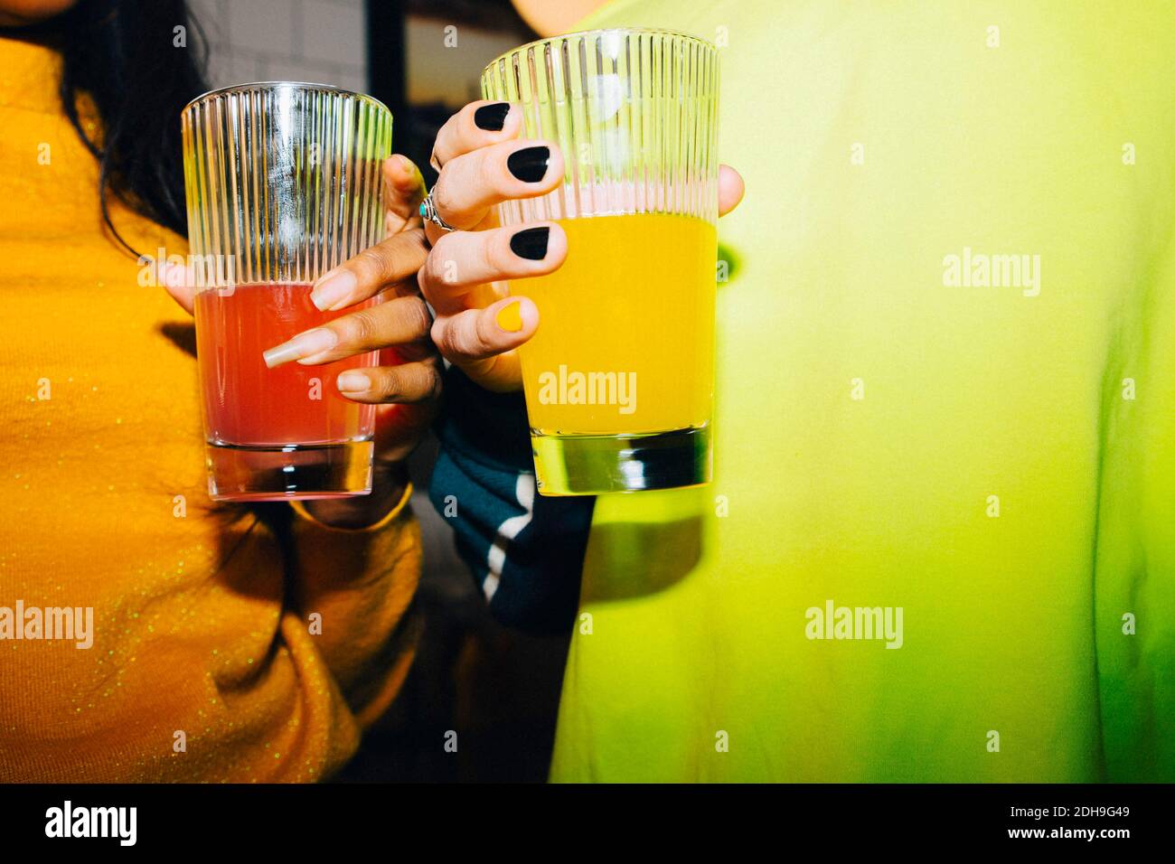 Mittelteil von Frau und Mann mit Getränken im Glas an Café Stockfoto