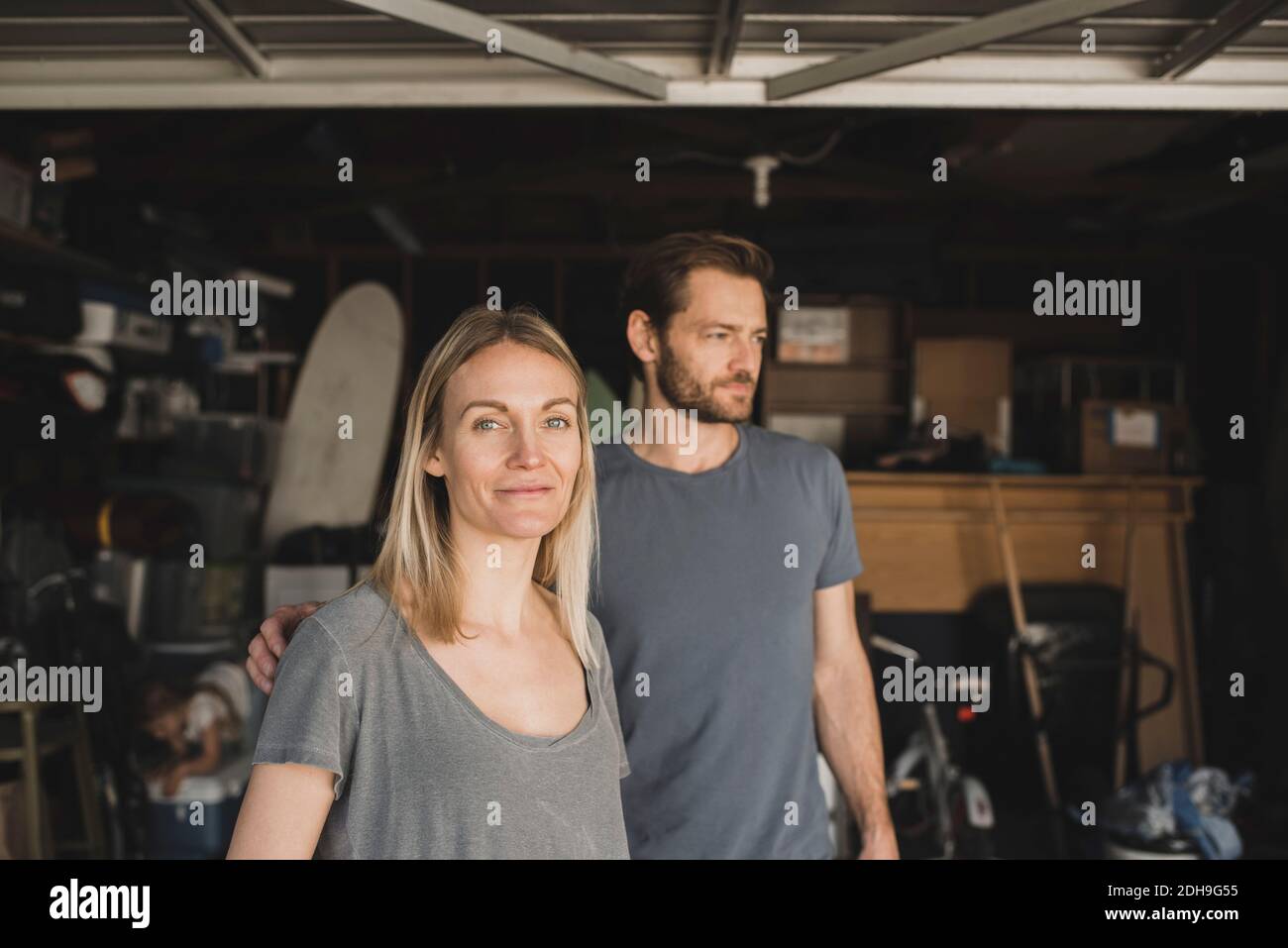 Mittlere Erwachsene Eltern mit Tochter im Hintergrund im Abstellraum Des Hauses Stockfoto