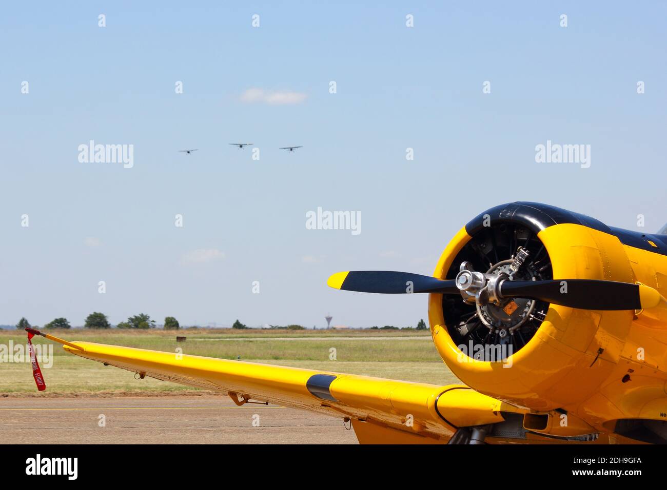 Gelbe aerobatic Flugzeug mit Bildung auf Ansatz Stockfoto