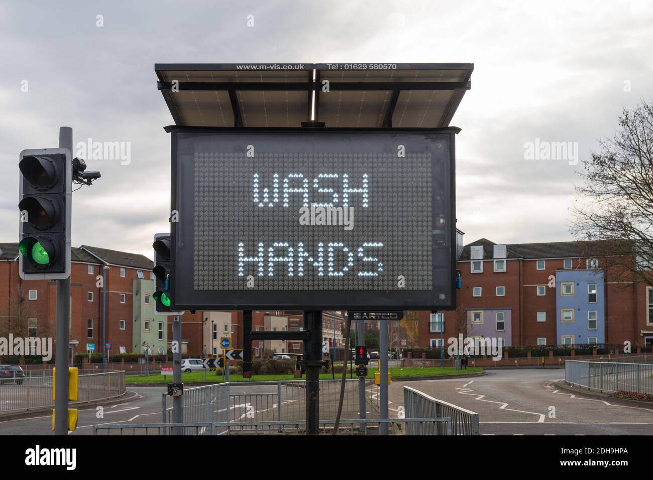 Tragbares Punktmatrixdisplay, das Covid 19-Risikowarnung in Cape Hill, Smethwick, West Midlands, gibt Stockfoto