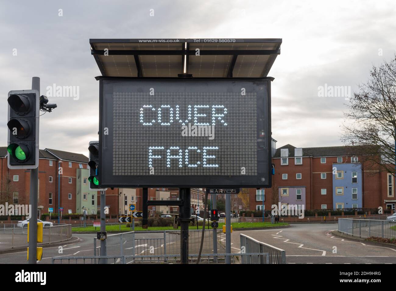 Tragbares Punktmatrixdisplay, das Covid 19-Risikowarnung in Cape Hill, Smethwick, West Midlands, gibt Stockfoto