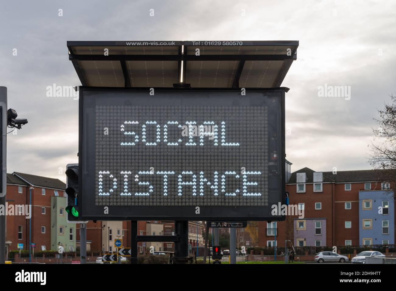 Tragbares Punktmatrixdisplay, das Covid 19-Risikowarnung in Cape Hill, Smethwick, West Midlands, gibt Stockfoto