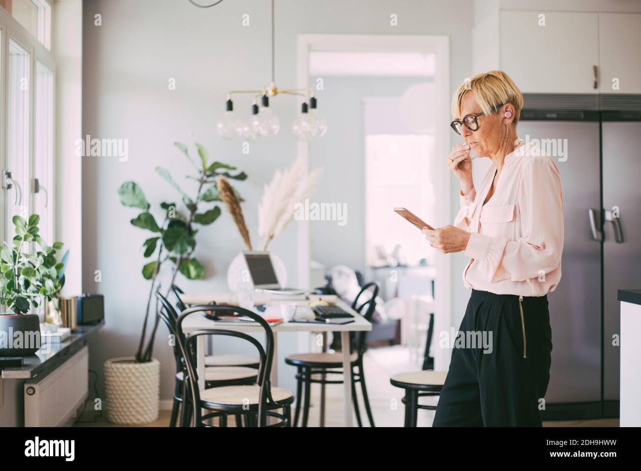 Frau, die von zu Hause aus telefoniert Stockfoto