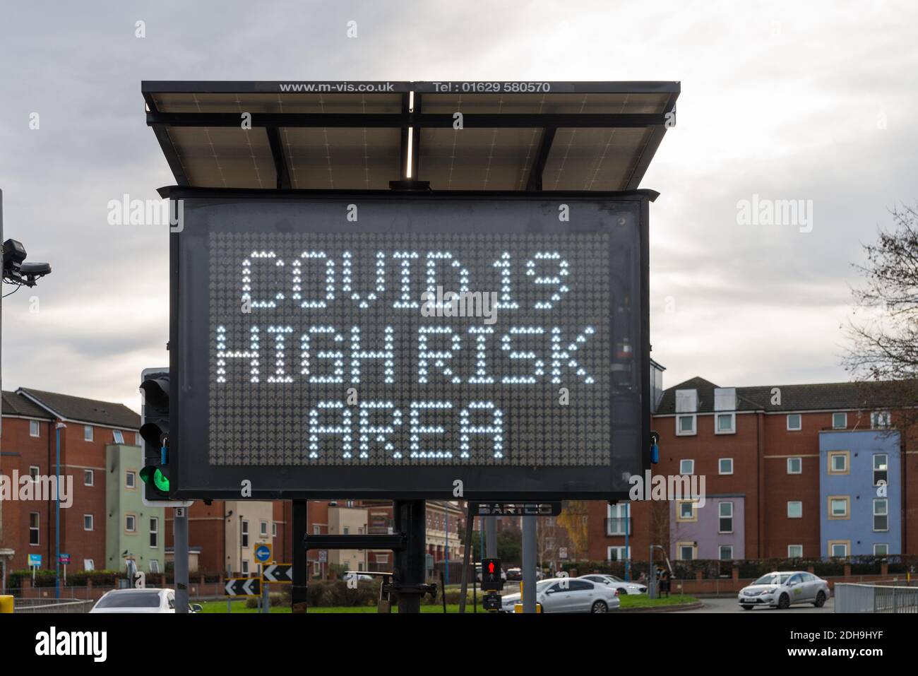 Tragbares Punktmatrixdisplay, das Covid 19-Risikowarnung in Cape Hill, Smethwick, West Midlands, gibt Stockfoto