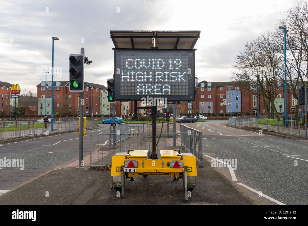 Tragbares Punktmatrixdisplay, das Covid 19-Risikowarnung in Cape Hill, Smethwick, West Midlands, gibt Stockfoto