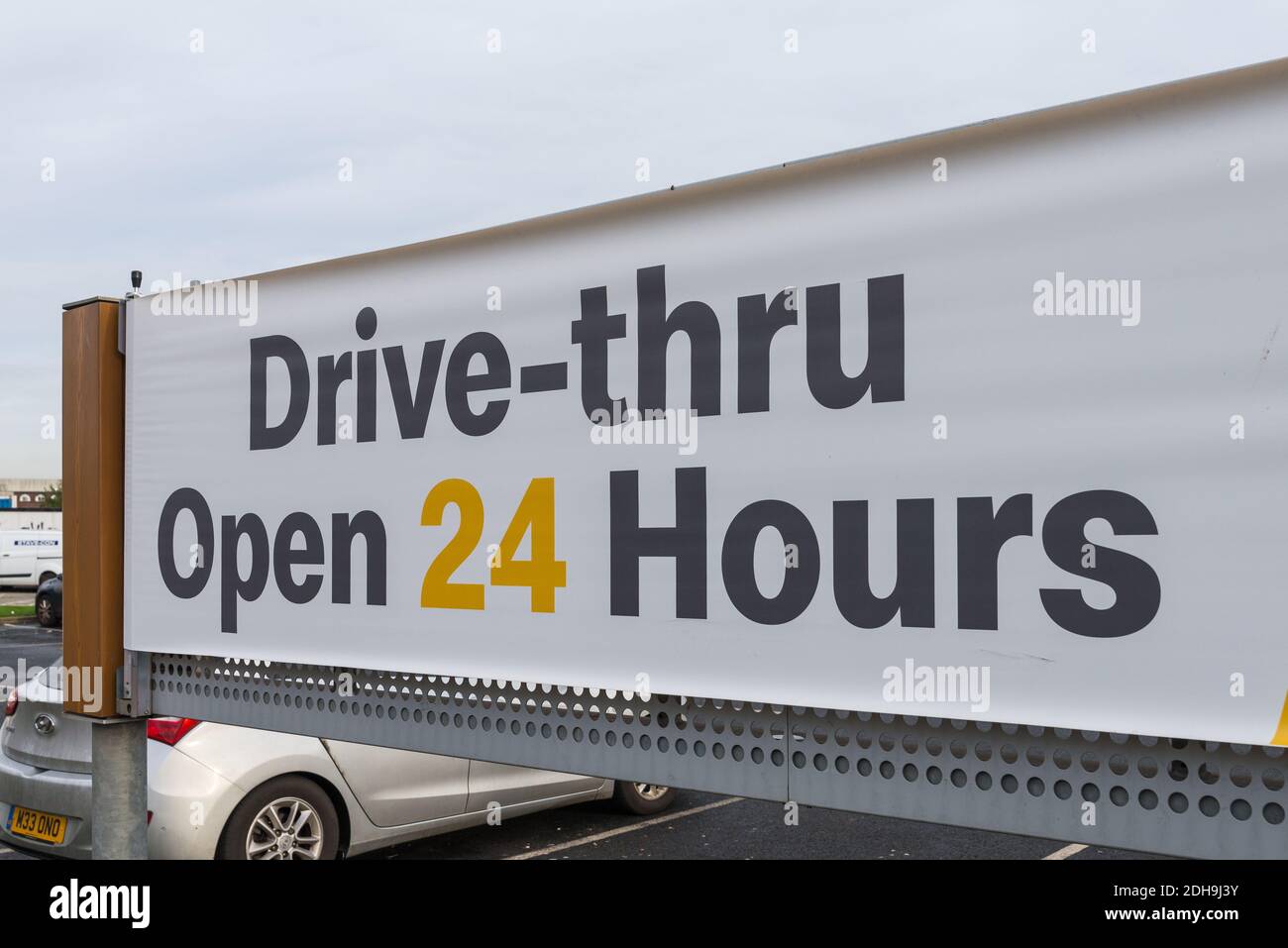 Großes McDonalds-Banner mit der Aufschrift: Drive-Thru 24 Stunden geöffnet Stockfoto