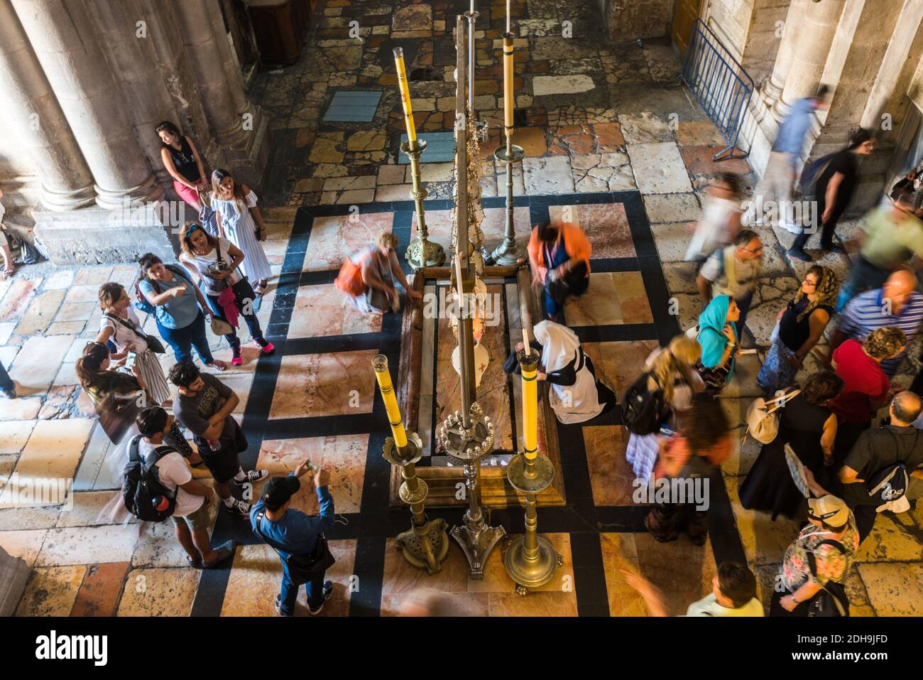 Touristen und Pilger spielen Stein der Salbung oder Stein der Unktion, der Ort, wo Jesus Körper wurde für die Beerdigung von Joseph von Arimathea, ich vorbereitet Stockfoto