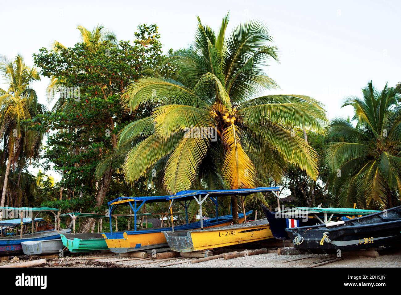 Fischerboote der Einheimischen parken im Dorf Cahuita, Costa Rica. Dezember 2018 Stockfoto