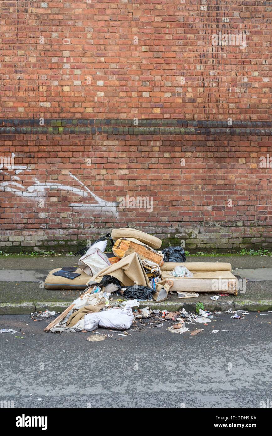 Verfallenere Fabriken und fliegenkippter Müll Linie Abberley Street in Cape Hill, Smethwick, West Midlands, Großbritannien Stockfoto