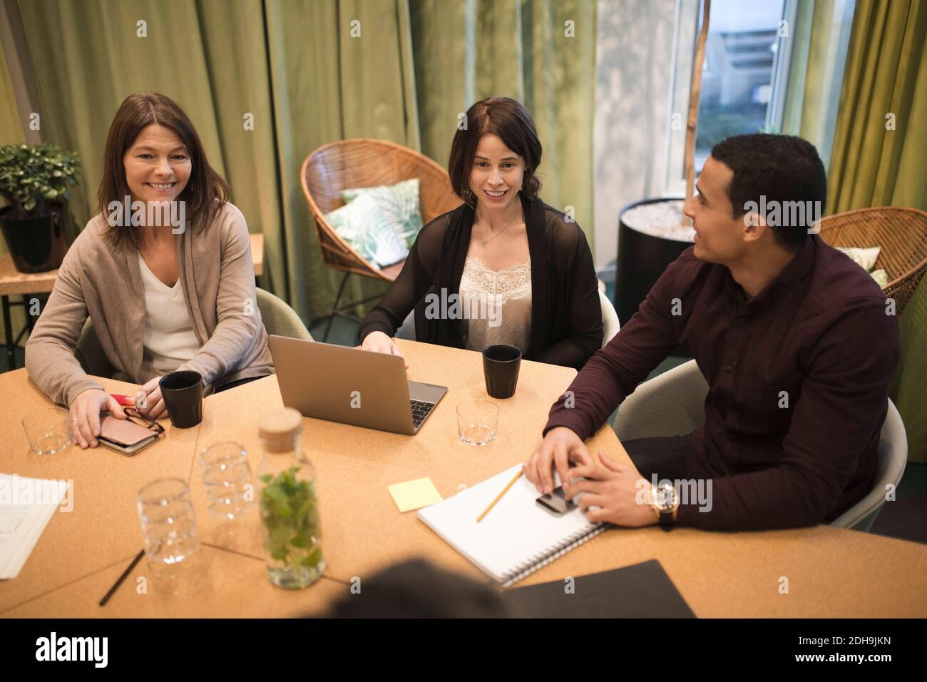 Blick auf Geschäftsleute, die am Konferenztisch sitzen Während des Meetings Stockfoto