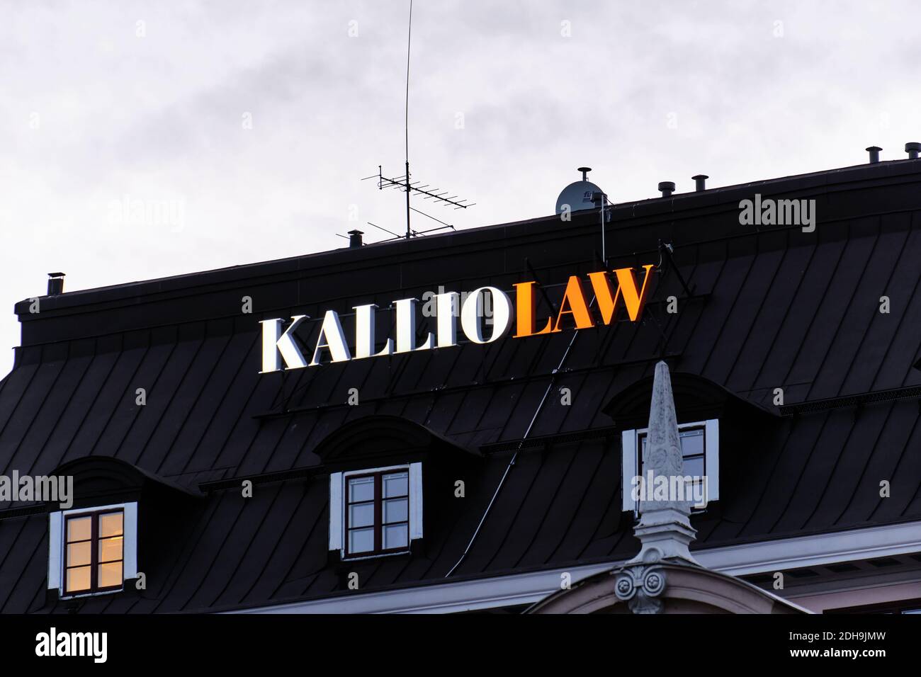 Helsinki, Finnland - 24. November 2020: Kalliolaw-Schild auf dem Dach des historischen Gebäudes im Zentrum von Helsinki. Kalliolaw ist eine Anwaltskanzlei in Hels Stockfoto