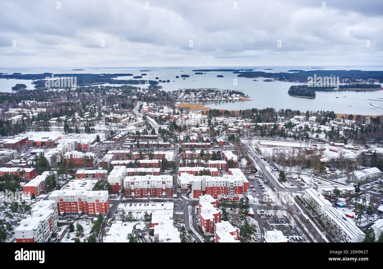 Luftaufnahme des Matinkyla-Viertels von Espoo, Finnland. Erster Schnee in der Stadt. Blick auf die Ostsee. Stockfoto