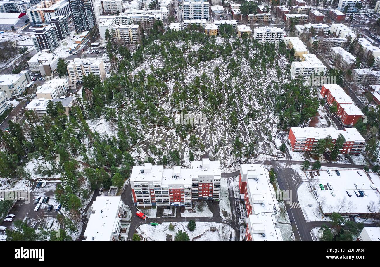 Luftaufnahme des Parks in Matinkyla Nachbarschaft von Espoo, Finnland. Erster Schnee in der Stadt. Stockfoto