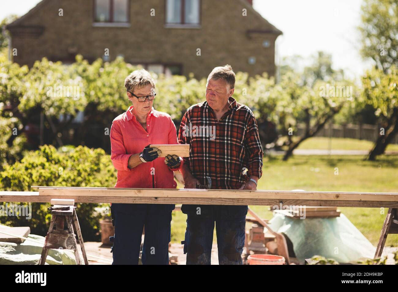 Ein älteres Paar untersucht die Holzdiele, während es auf dem Hof steht Stockfoto