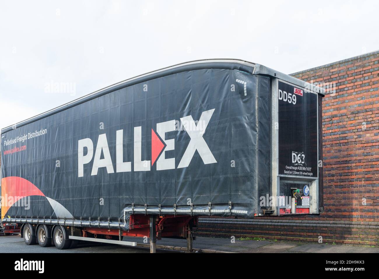 Pallex-LKW-Anhänger parkte zwischen verlassenen Fabriken und fliegenkippten Müll in der Abberley Street in Cape Hill, Smethwick, West Midlands, Großbritannien Stockfoto