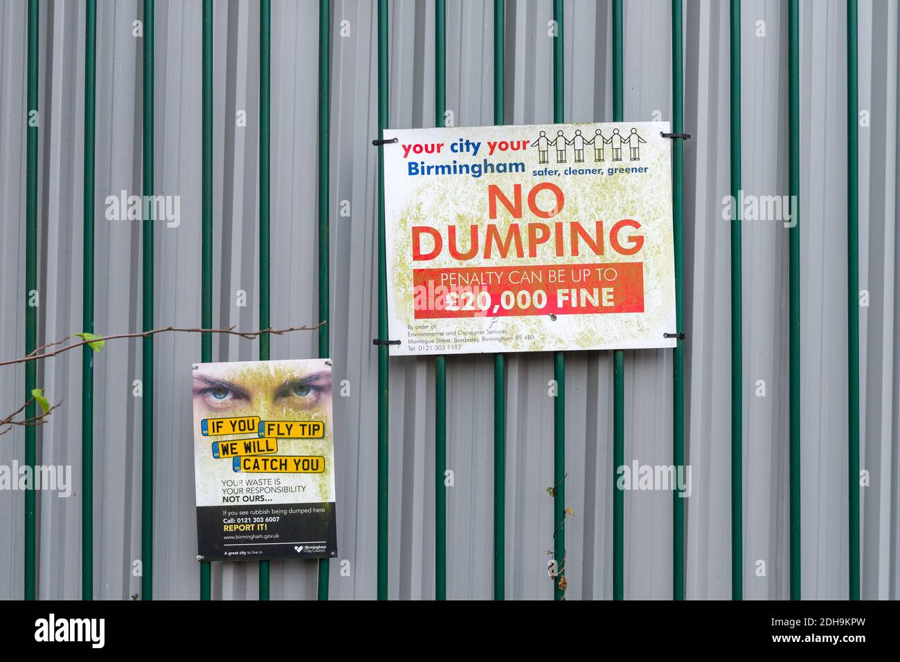 Kein Dumping oder Fliegenkippen Schild unter verfallendem Fabriken und Fliegenkippen Müll in Abberley Street in Cape Hill, Smethwick, West Midlands, Großbritannien Stockfoto