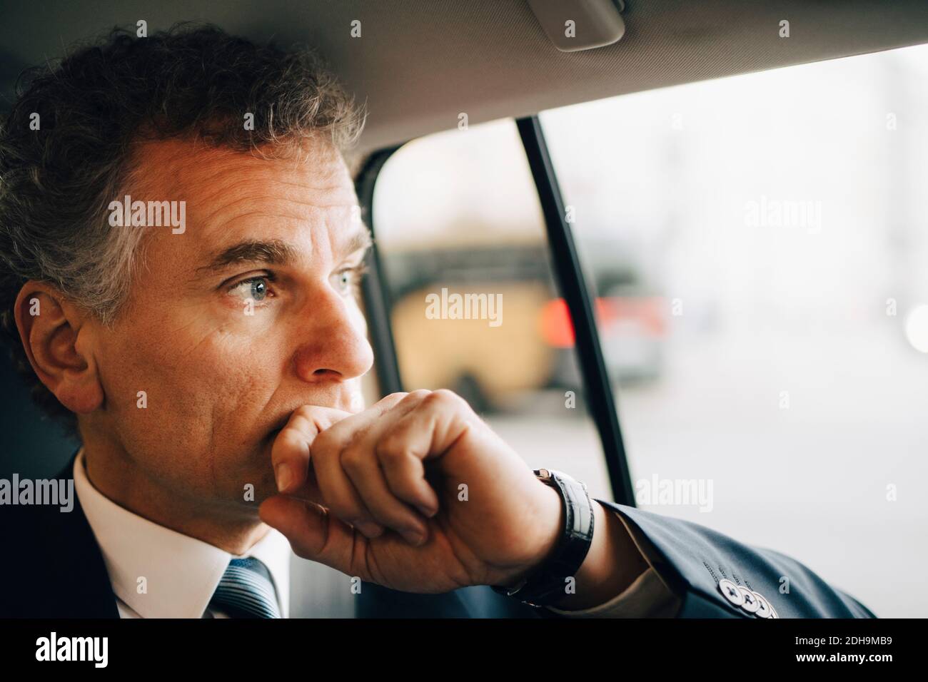 Betrachten Unternehmer Blick durch Fenster, während im Taxi sitzen Stockfoto