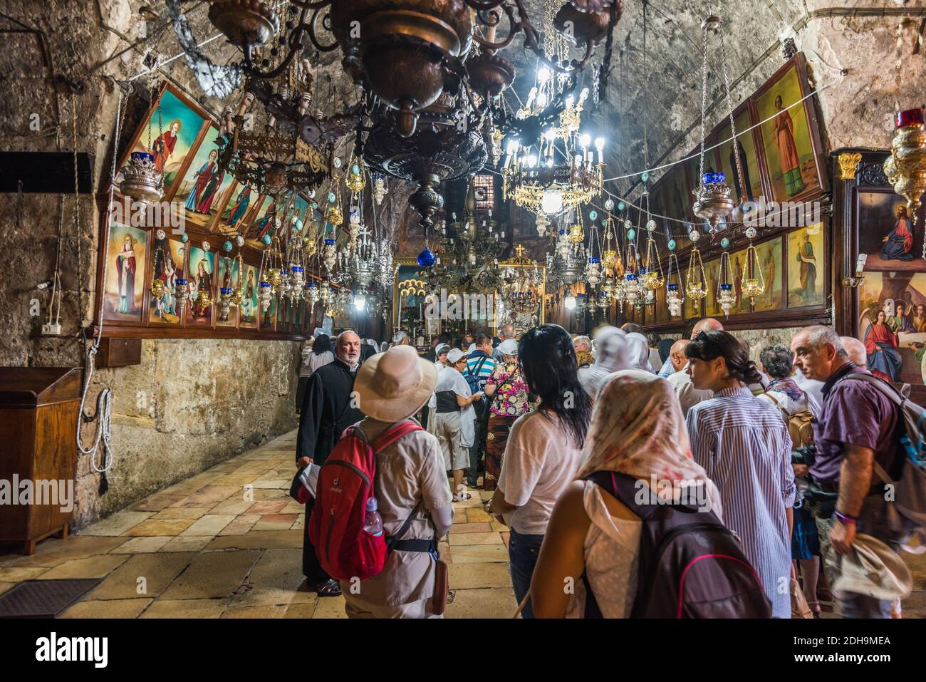 Viele Touristen und Pilger in der Kirche des Grabes der Heiligen Maria, auch Grab der Jungfrau Maria, ein christliches Grab im Kidron-Tal in Jerus Stockfoto