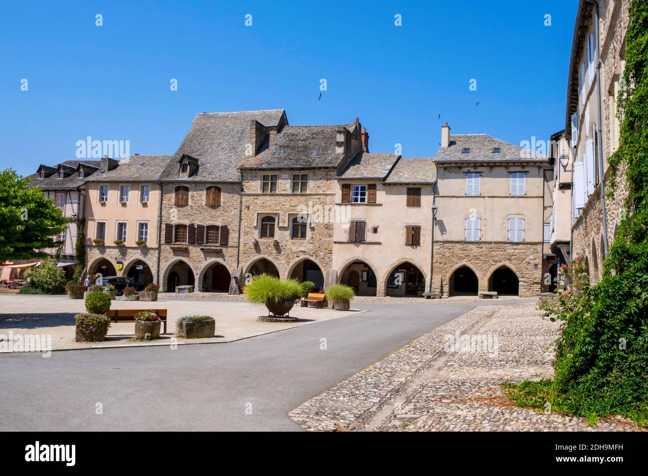 Sauveterre-de-Rouergue (Südfrankreich): Traditionelle Häuser auf dem Platz „Place des Arcades“. Fassaden von traditionellen Häusern und Bögen des ehemaligen Roy Stockfoto