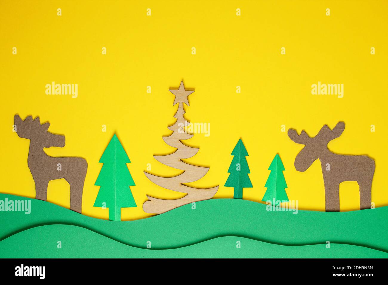 Weihnachtsbaum Papier schneiden Design papercraft Karte. Papier geschnitten Weihnachtsbäume und Hirsche. Kreative Gestaltung von weihnachten Hintergrund mit Papier Tanne Baum. Stockfoto