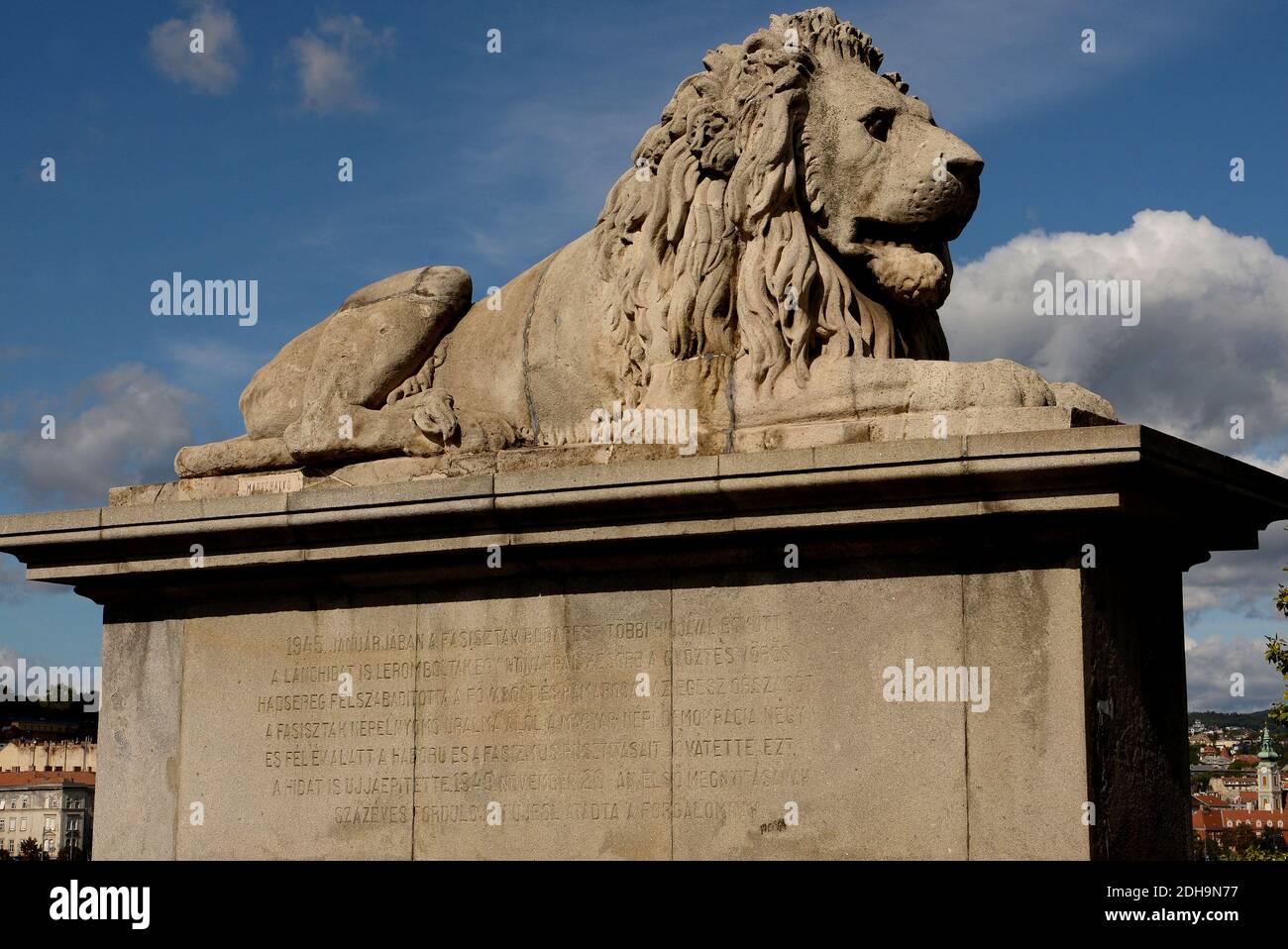 Ansicht einer Löwenskulptur auf der Kettenbrücke (Sze?chenyi La?nchi?d) in Budapest, Ungarn, auch bekannt als die Sze?chenyi Kettenbrücke, es überquert die Donau zwischen Buda und Pest.die Steinbrücke im Jahr 1849 gebaut wurde, war die erste Brücke, die die westliche und östliche Seite von Budapest verbindet, Sie ist 380 Meter lang und 14.8 Meter breit. Stockfoto