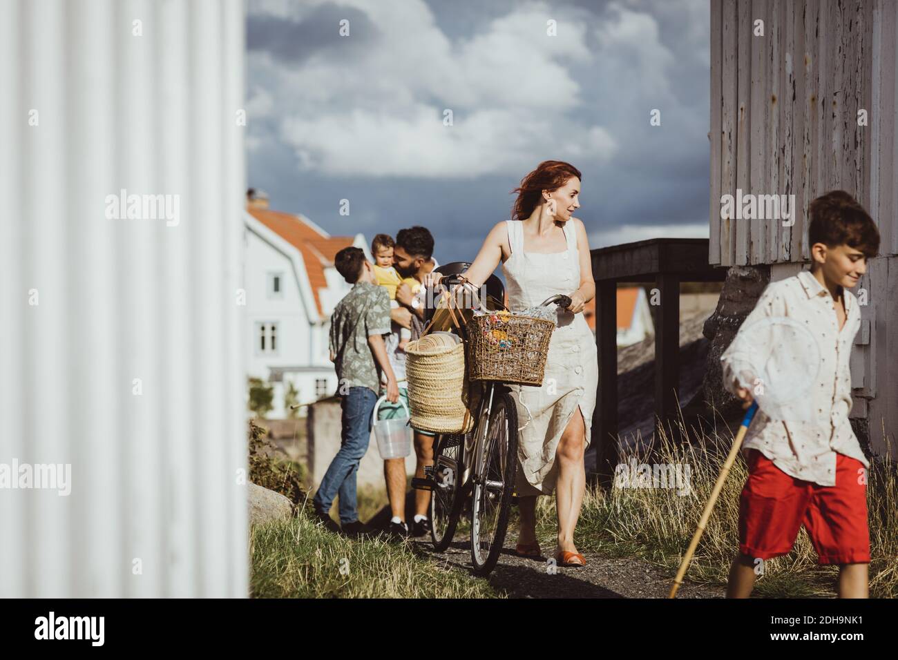Familie zu Fuß in Richtung Archipel während der Sommerferien Stockfoto