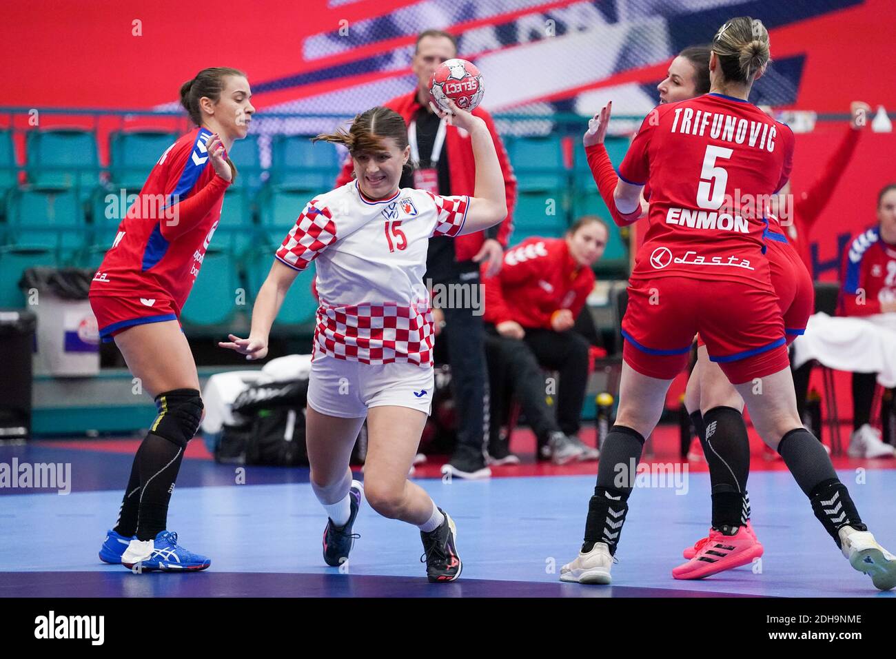 KOLDING, DÄNEMARK - 8. DEZEMBER: Dora Kalaus von Kroatien, Jelena Trifunovic von Serbien während des Frauen EHF Euro 2020 Spiel zwischen Serbien und Kroatien ein Stockfoto